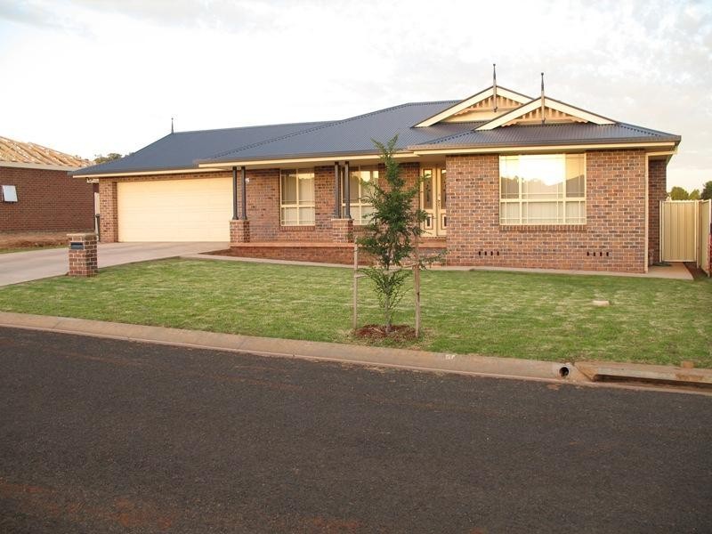 15 Noonan Street, Parkes NSW 2870