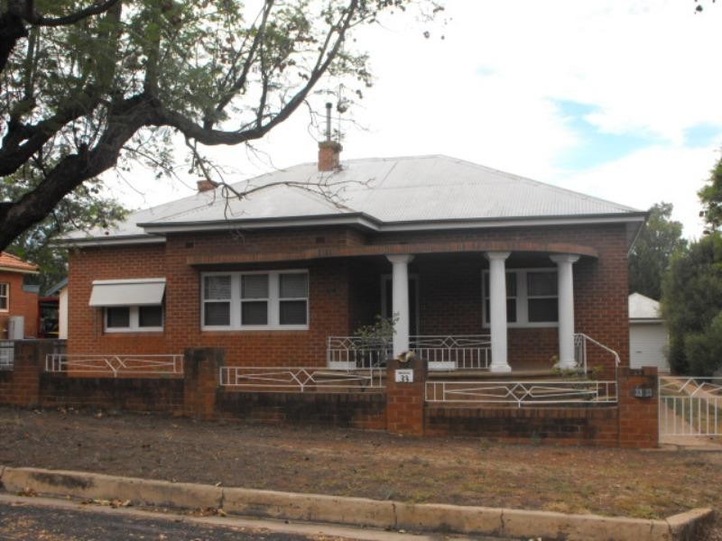 33 East Street, Parkes NSW 2870