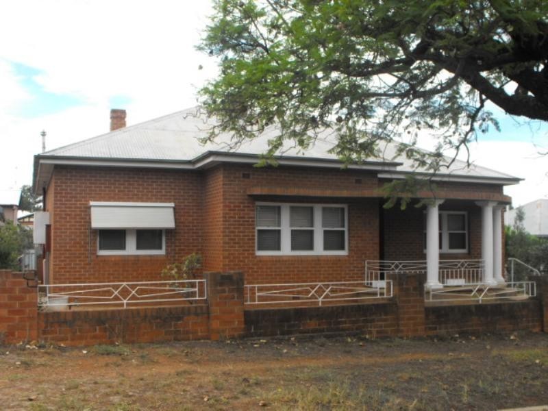 33 East Street, Parkes NSW 2870