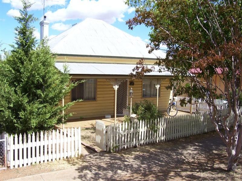 106 Clarinda Street, Parkes NSW 2870