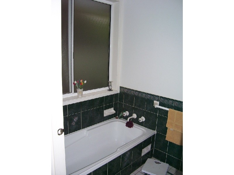 2 Glengowrie Close, Parkes NSW 2870