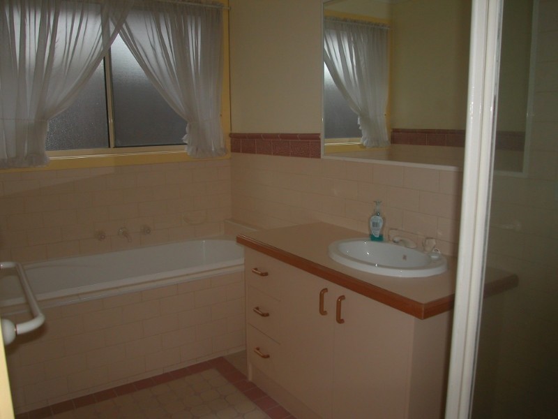 5 The Avenue, Oak Park VIC 3046