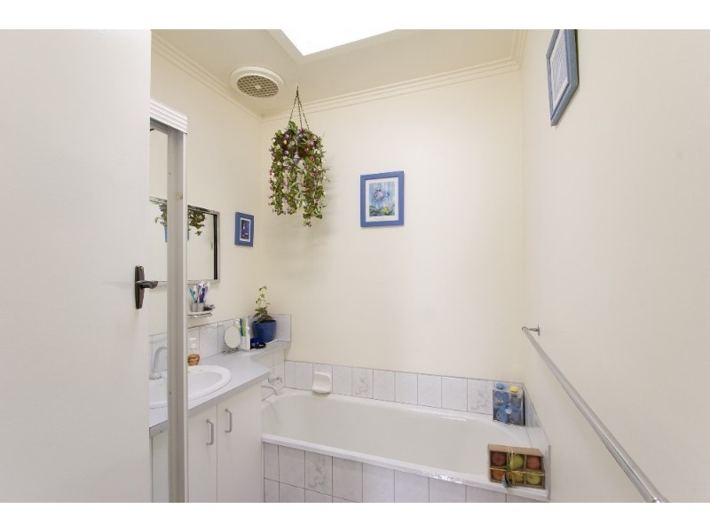 70 Leonard Avenue, Glenroy VIC 3046