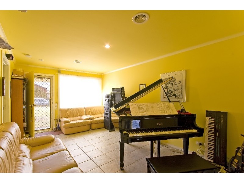 4 Dodd Place, Roxburgh Park VIC 3064