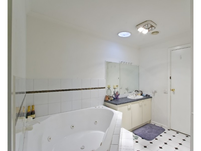 4 Dodd Place, Roxburgh Park VIC 3064