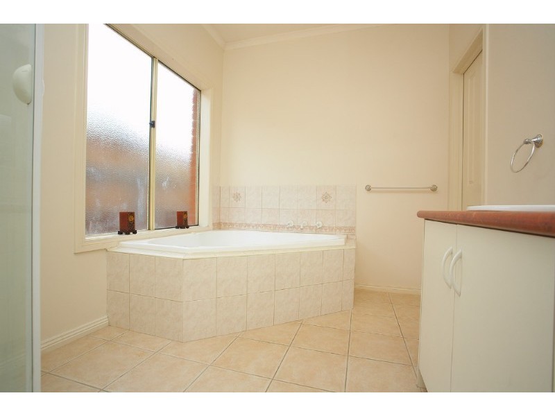 35 Lanark Way, Gowanbrae VIC 3043