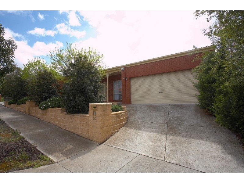 35 Lanark Way, Gowanbrae VIC 3043