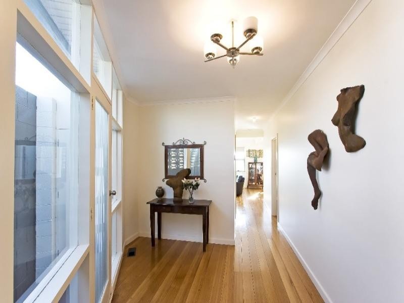 2 Rainer Street, Pascoe Vale South VIC 3044