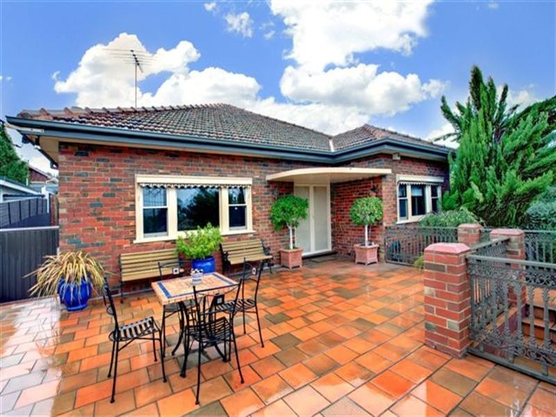 8 Melville Road, Pascoe Vale South VIC 3044