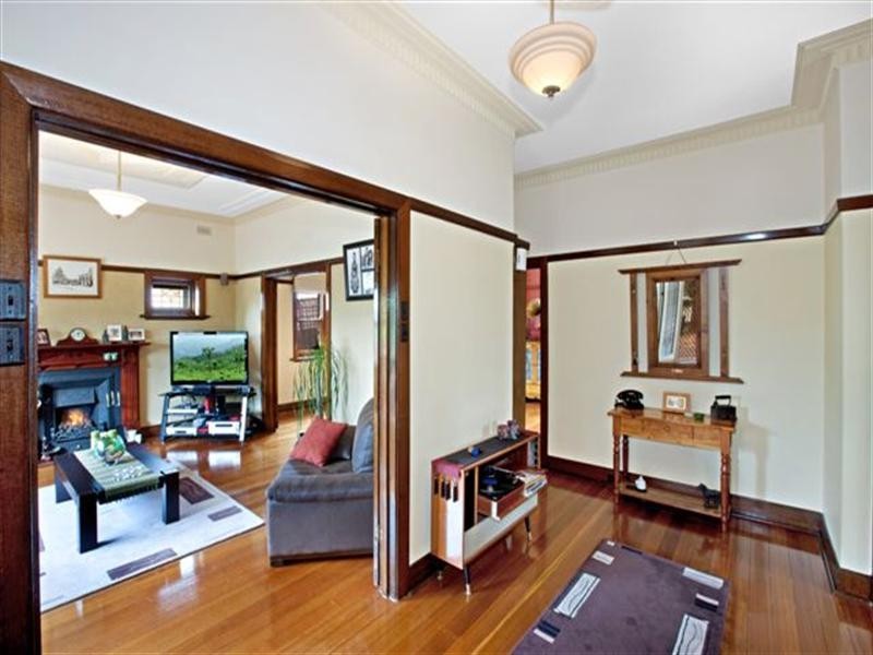 8 Melville Road, Pascoe Vale South VIC 3044