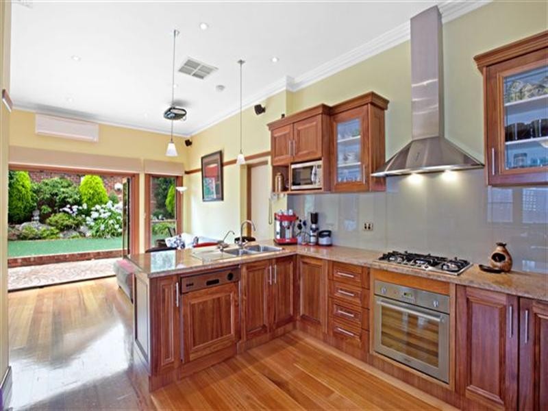 8 Melville Road, Pascoe Vale South VIC 3044