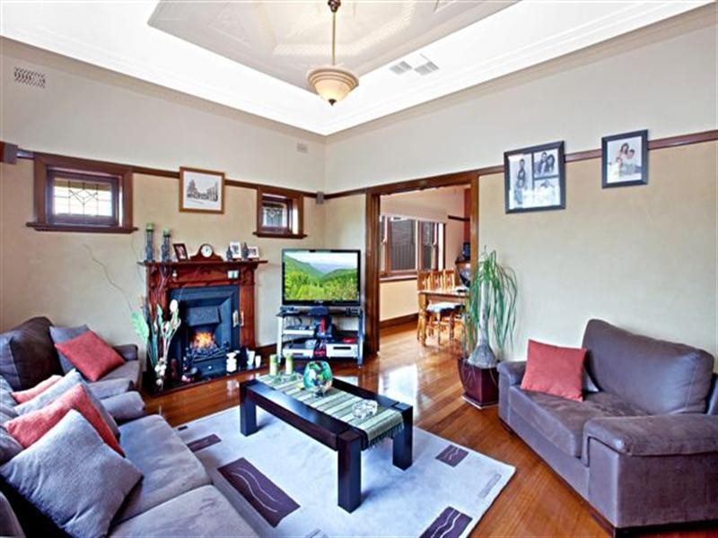 8 Melville Road, Pascoe Vale South VIC 3044