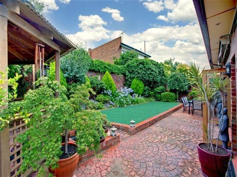 8 Melville Road, Pascoe Vale South VIC 3044