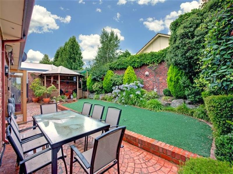 8 Melville Road, Pascoe Vale South VIC 3044