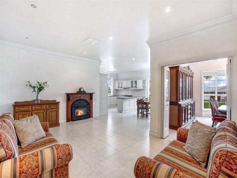 16 Pickersgill Crescent, Roxburgh Park VIC 3064