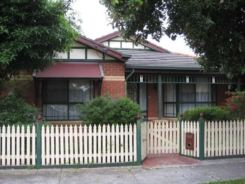 52 Snell Grove, Oak Park VIC 3046
