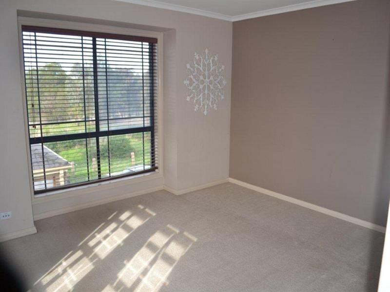 1 Bushmans Way, South Morang VIC 3752