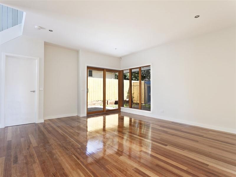 2 Carbeena Parade, Heidelberg West VIC 3081