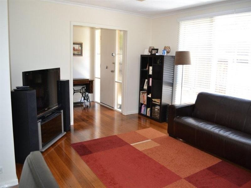 8 Somerset Drive, Viewbank VIC 3084