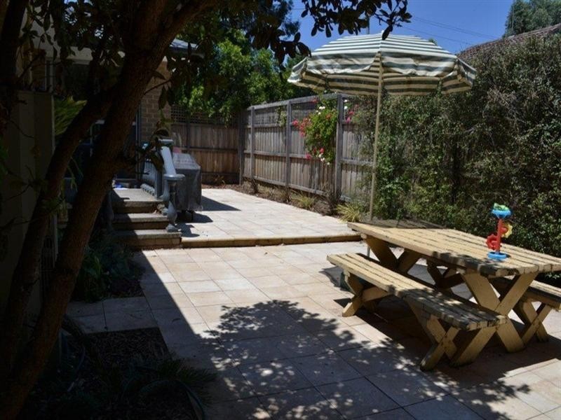 8 Somerset Drive, Viewbank VIC 3084