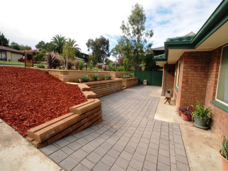 10 Flinders Crescent, Hackham SA 5163