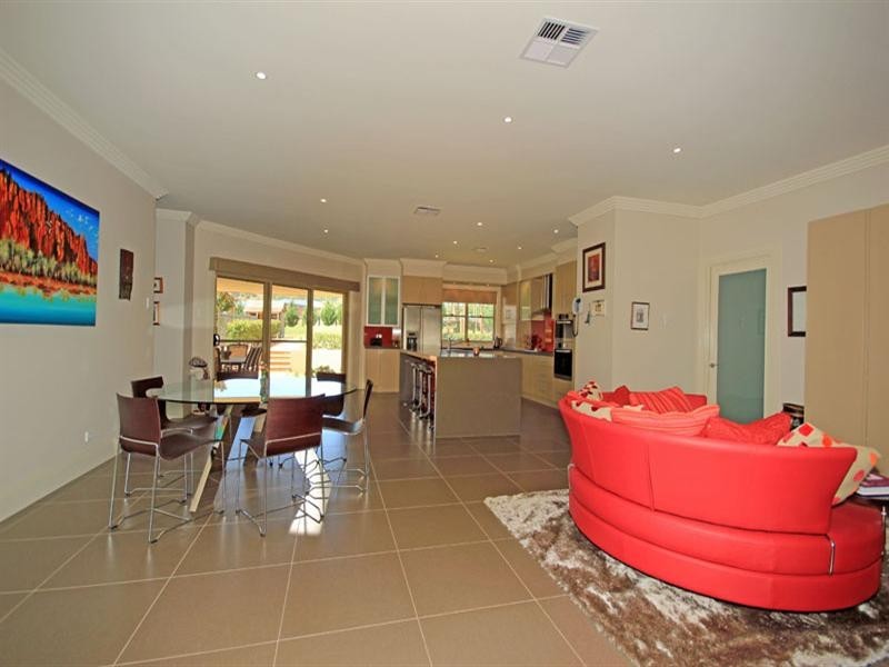 8 Stargard Crescent, Picton NSW 2571