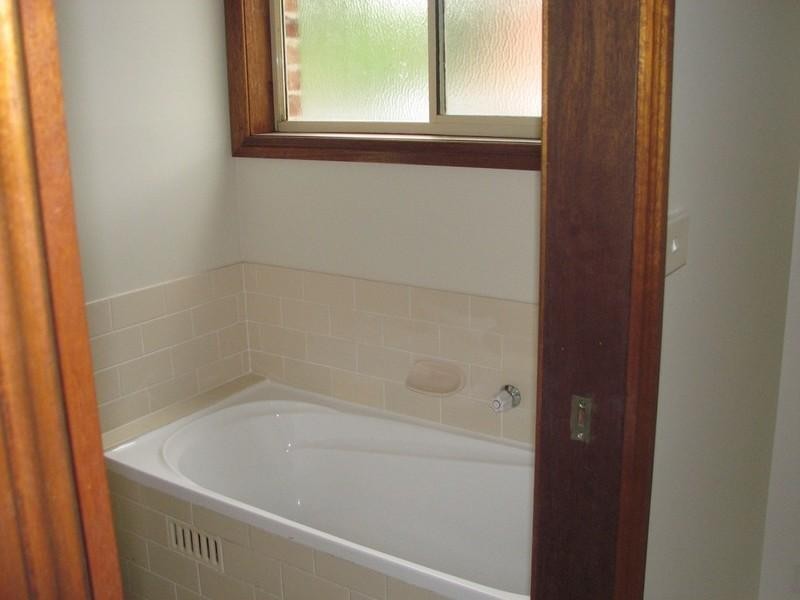 2 Kim Close, Thirlmere NSW 2572