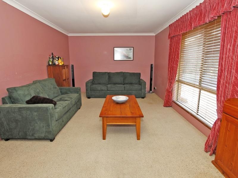 15 Blackthorn Road, Eden Hill WA 6054