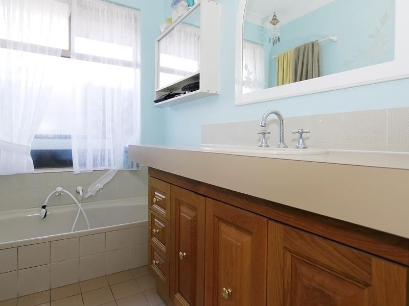 15 Blackthorn Road, Eden Hill WA 6054