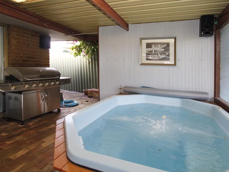 15 Blackthorn Road, Eden Hill WA 6054