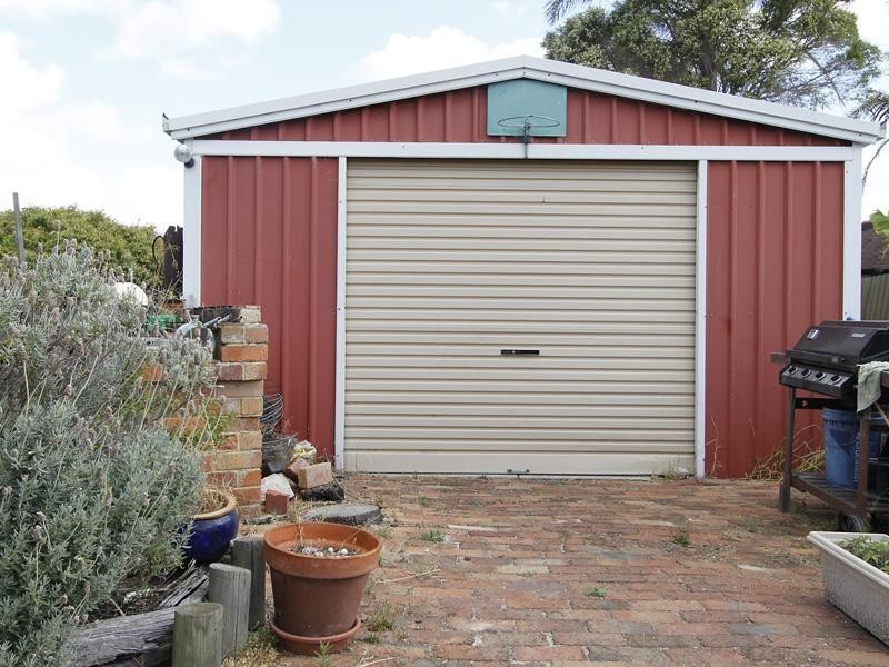 15 Blackthorn Road, Eden Hill WA 6054