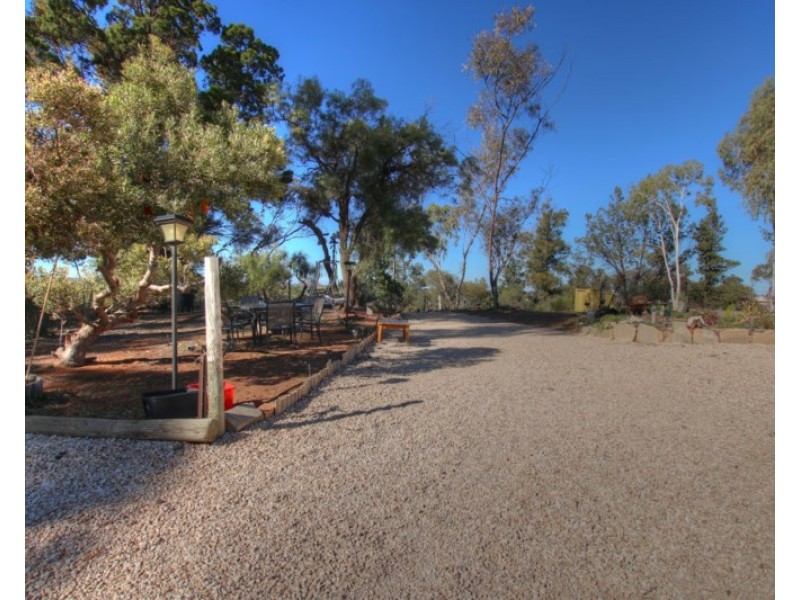 33 Bray Road Glossop, Berri SA 5343