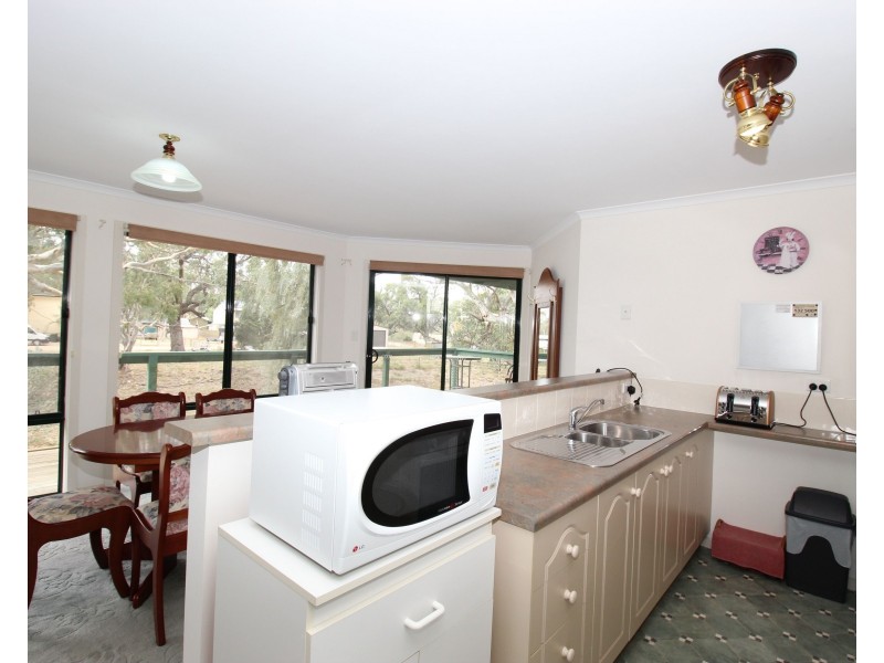 5 McPhee Avenue, Blanchetown SA 5357
