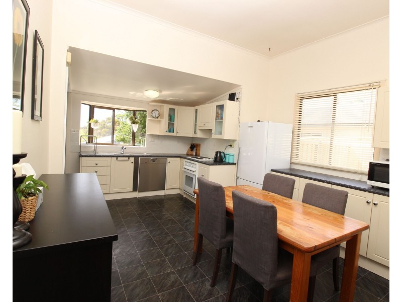 11 Cliff Street, Waikerie SA 5330