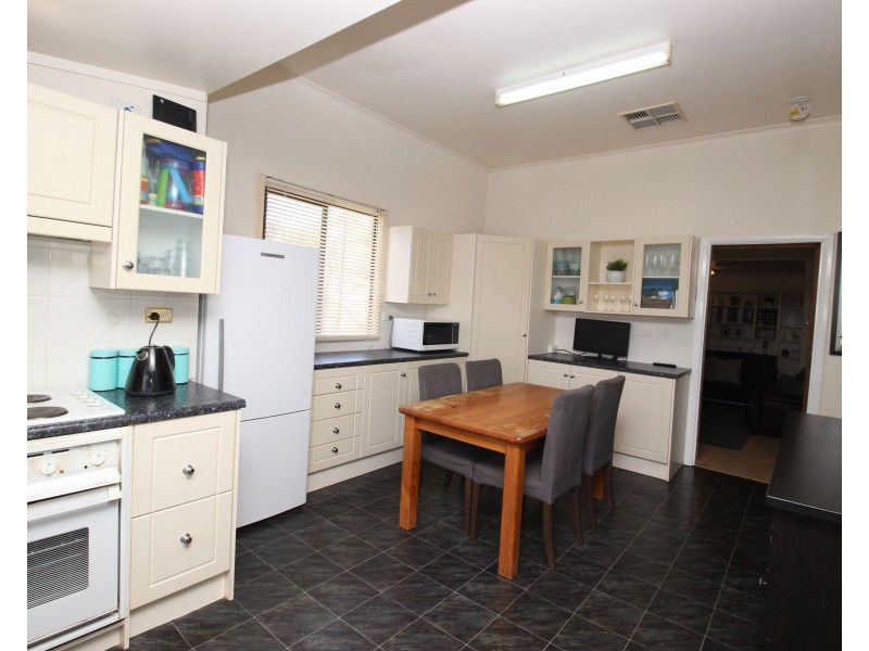 11 Cliff Street, Waikerie SA 5330