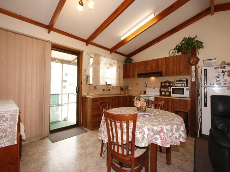 11 Meade Street, Blanchetown SA 5357