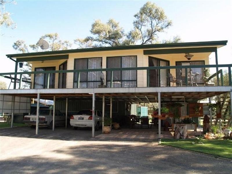 10 McPhee Avenue, Blanchetown SA 5357