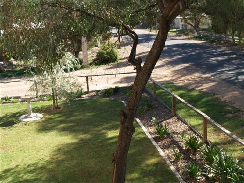 10 McPhee Avenue, Blanchetown SA 5357