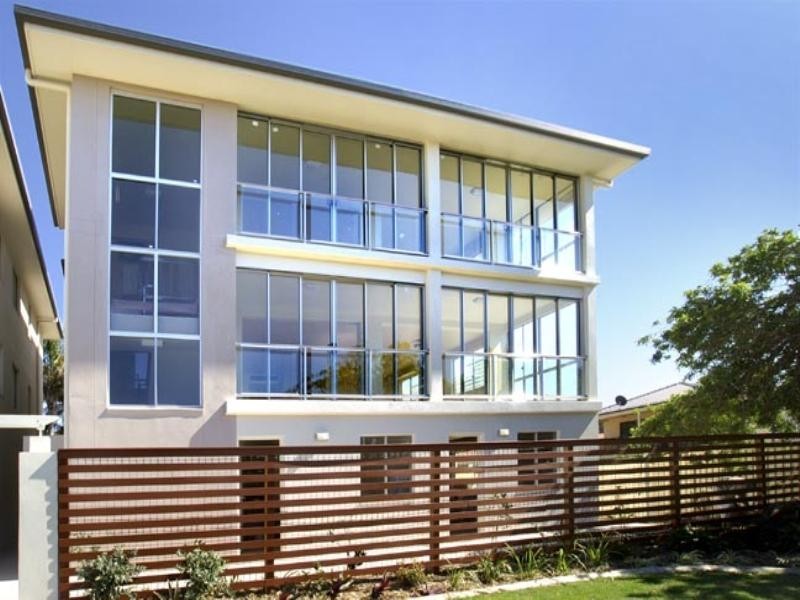 1/2 Queen Street, Scarborough QLD 4020