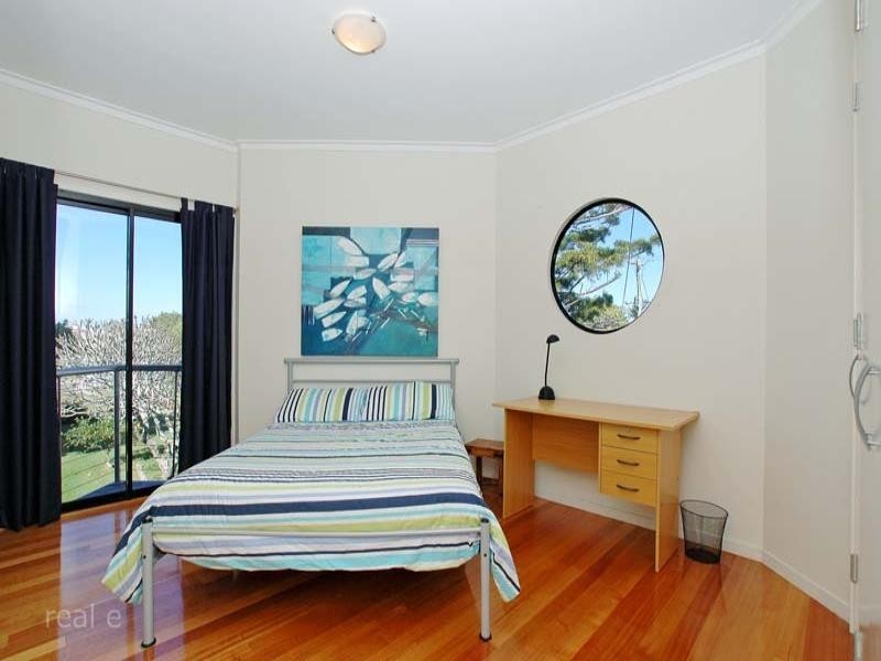 4 Fourth Avenue, Scarborough QLD 4020