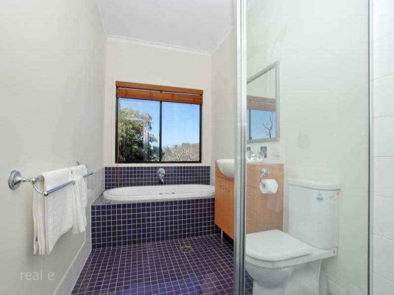 4 Fourth Avenue, Scarborough QLD 4020