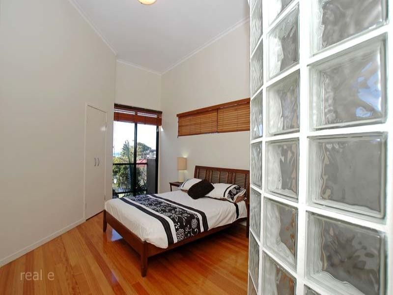 4 Fourth Avenue, Scarborough QLD 4020