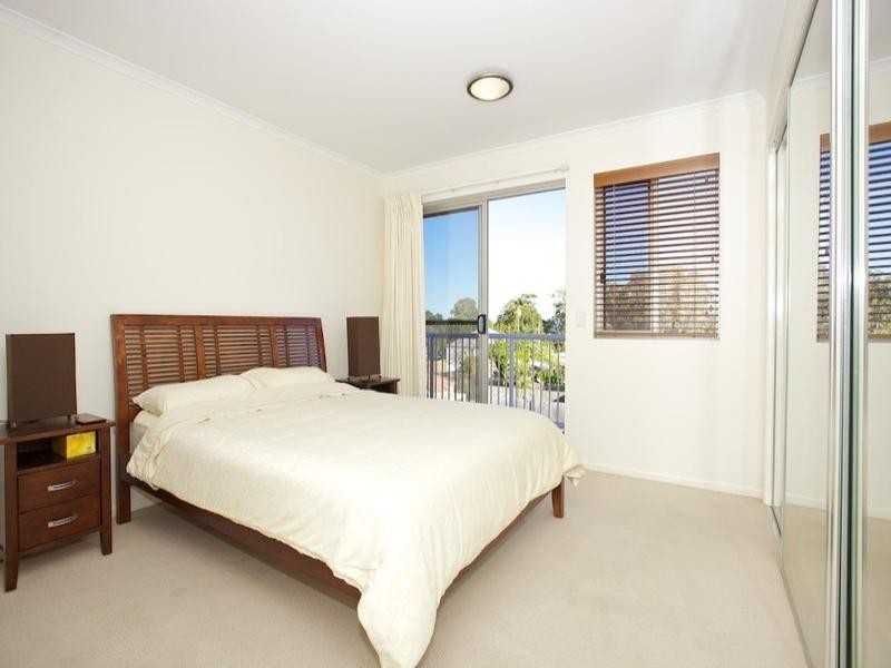 8/82 Oxley Avenue, Woody Point QLD 4019