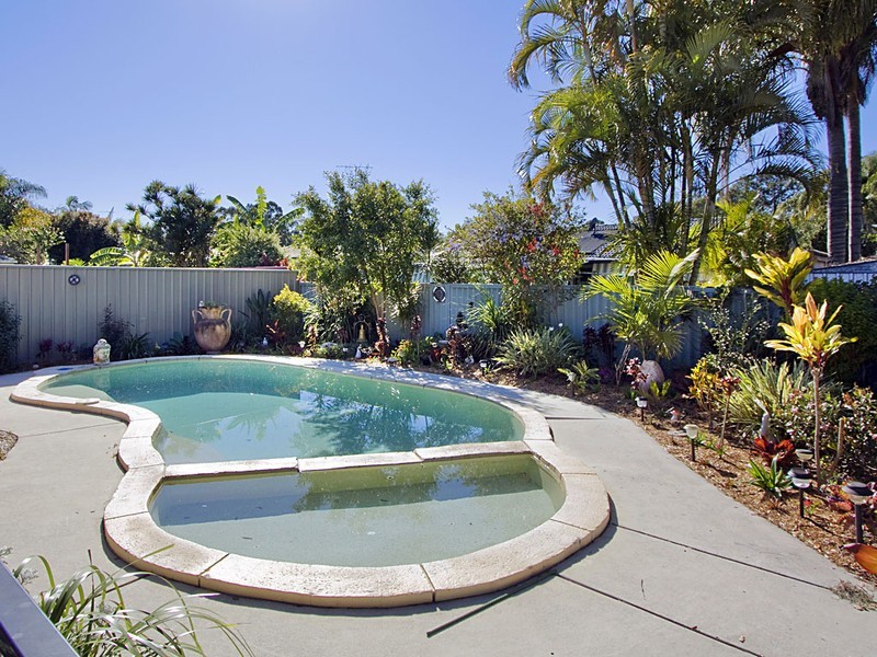 15 Walnut Street, Elanora QLD 4221