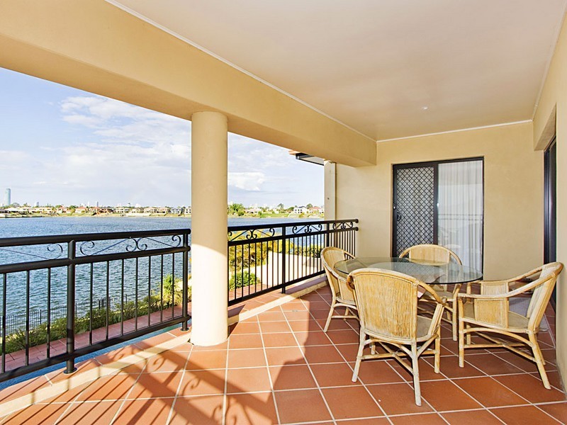 102 Sir Bruce Small Boulevard, Benowa QLD 4217