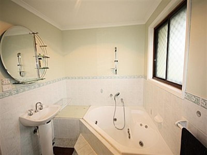 12 Emilia Close, Rosemeadow NSW 2560