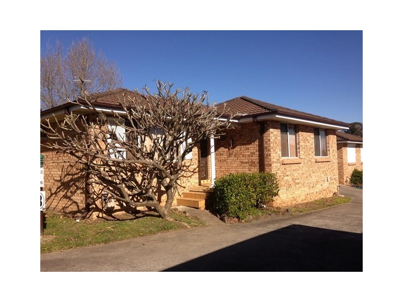 13/8 Bensley Road, Macquarie Fields NSW 2564