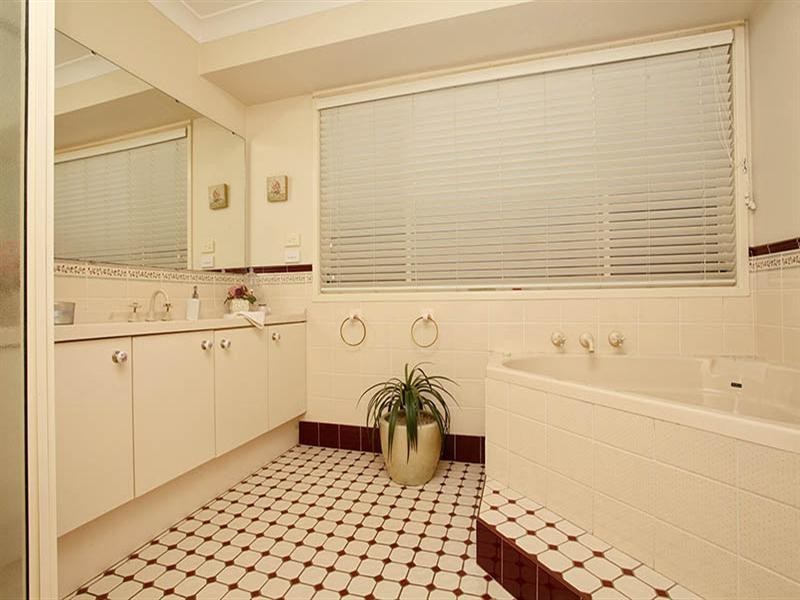 6 berliet Place, Ingleburn NSW 2565