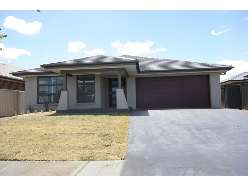 8 Carpenter Street, Elderslie NSW 2570