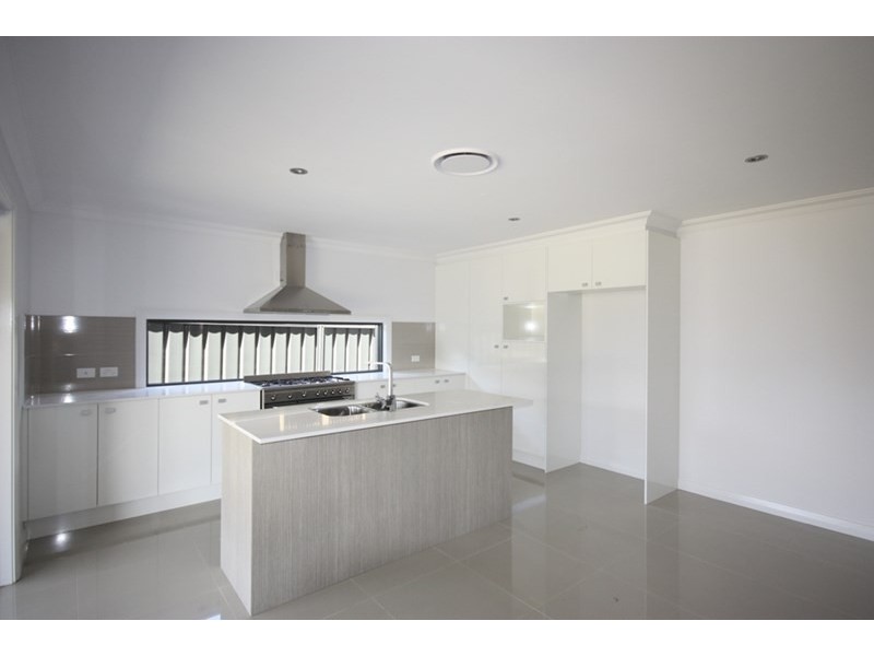 8 Carpenter Street, Elderslie NSW 2570